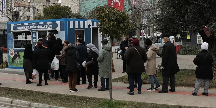 Gemlik’te halk büfeler binlerce vatandaşa hizmet veriyor