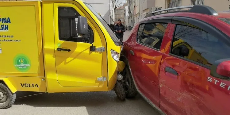Bursa’da otomobille elektrikli araç çarpıştı