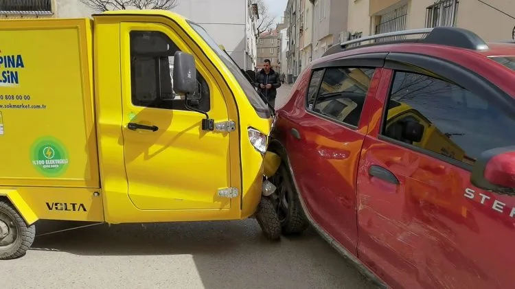 Bursa’da otomobille elektrikli araç çarpıştı