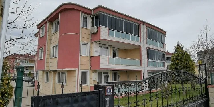 Bursa’da merdiven boşluğuna düşerek yaralandı