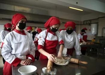 Geleceğin kadın baklava ustaları bu okulda yetişiyor