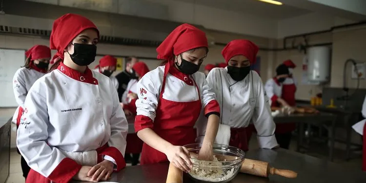 Geleceğin kadın baklava ustaları bu okulda yetişiyor