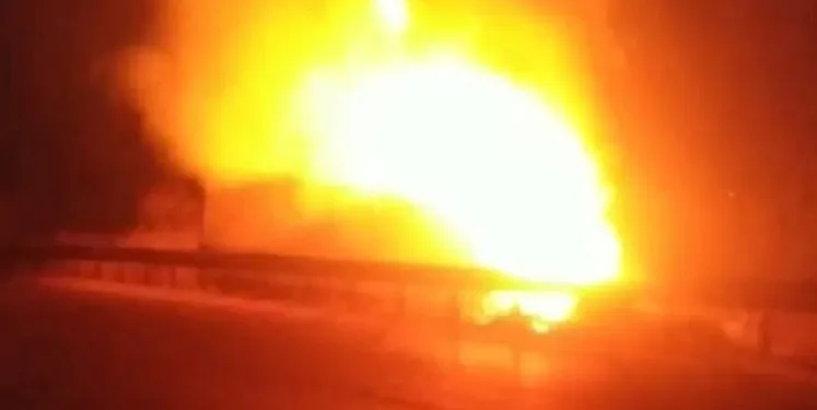 Bursa’da şarampole yuvarlanan kamyon alev aldı