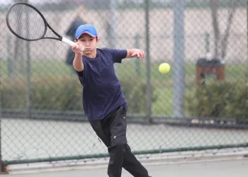 Tenis heyecanı Hüdavendigar kortlarında yaşanıyor