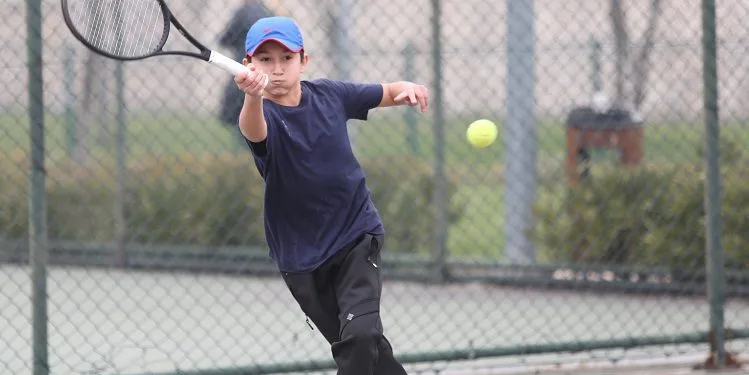 Tenis heyecanı Hüdavendigar kortlarında yaşanıyor
