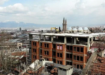 Şehrin silüetini bozan binada yıkım başladı
