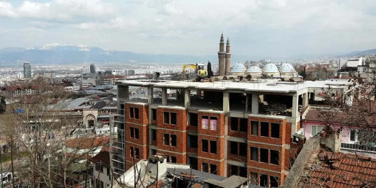 Şehrin silüetini bozan binada yıkım başladı