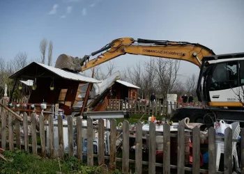 Bursa’da 30 kaçak hobi evinin yıkımına başlandı