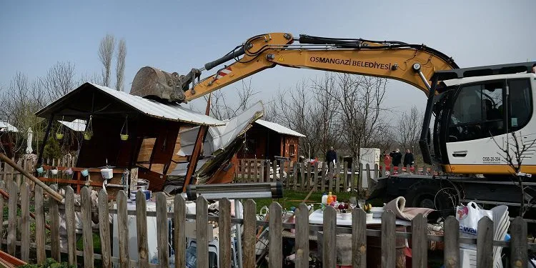Bursa’da 30 kaçak hobi evinin yıkımına başlandı