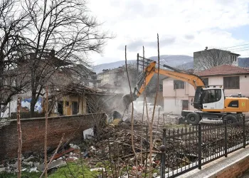 Tayakadın metruk binalardan temizleniyor