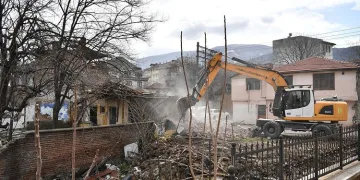 Tayakadın metruk binalardan temizleniyor