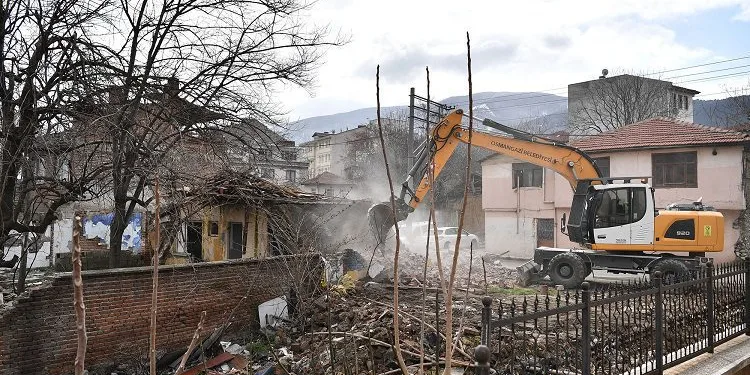 Tayakadın metruk binalardan temizleniyor