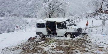 Öğrenci servisi takla attı: 1 ölü