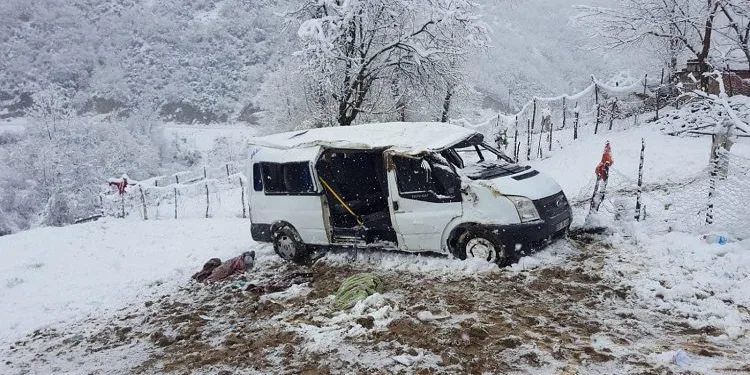 Öğrenci servisi takla attı: 1 ölü