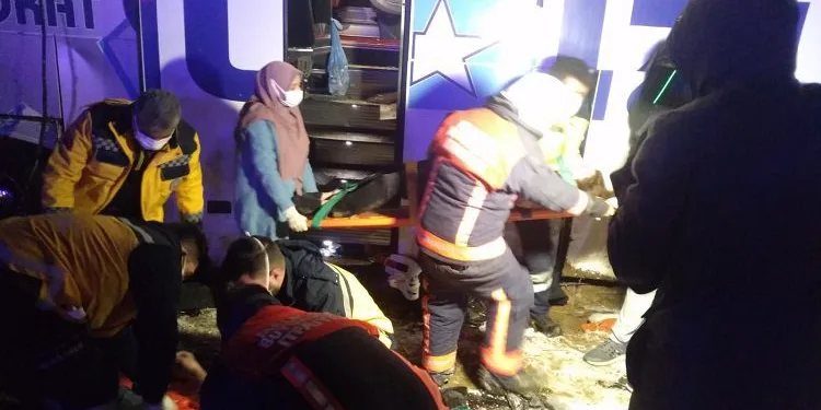 Yolcu otobüsü devrildi! Yaralılar var