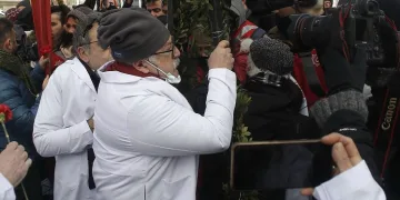 Doktor ve polisler arasında arbede