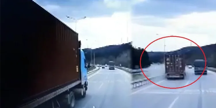 Bursa’da karayolunda TIR’ın kaza anları kamerada