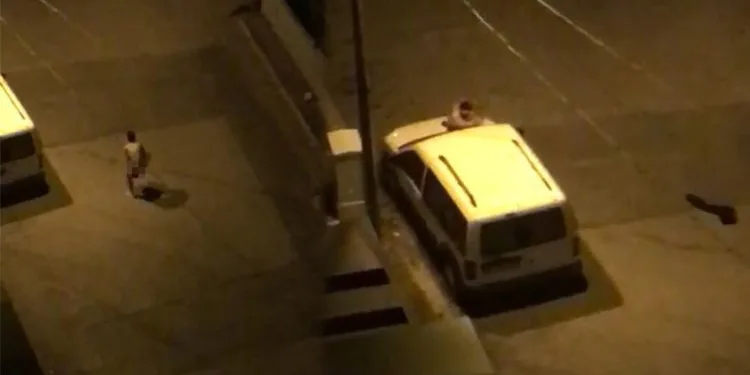 Sokakta soyunup araçların üzerine yattı