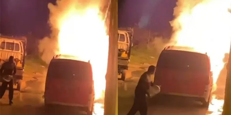 Bursa’da park halindeki araçta yangın
