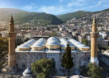 623 yıllı Bursa Ulu Cami’ye Ramazan mahyası asıldı