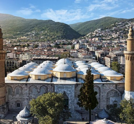 623 yıllı Bursa Ulu Cami'ye Ramazan mahyası asıldı