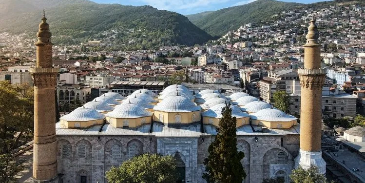623 yıllı Bursa Ulu Cami’ye Ramazan mahyası asıldı