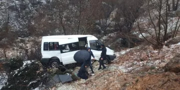 Ortaokul öğrencilerini taşıyan servis devrildi