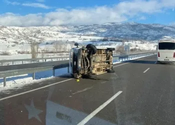 Askerleri taşıyan servis devrildi:1 şehit