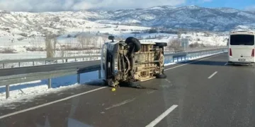 Askerleri taşıyan servis devrildi:1 şehit