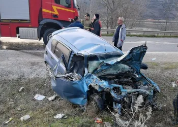 Bursa’da otomobil ile kamyonet çarpıştı
