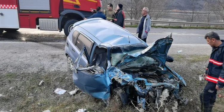 Bursa’da otomobil ile kamyonet çarpıştı