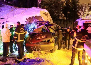 Gece yarısı korkunç kaza! 4 genç hayatını kaybetti