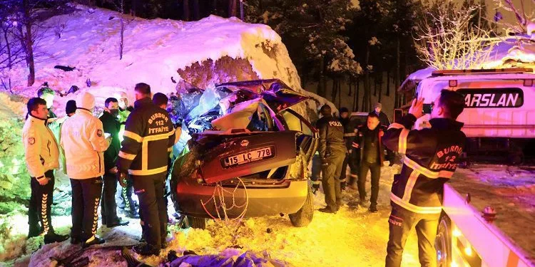 Gece yarısı korkunç kaza! 4 genç hayatını kaybetti