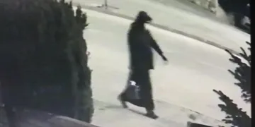 Kadın kıyafetleri giyip eşinin aracını kundakladı