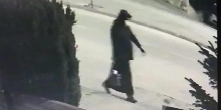 Kadın kıyafetleri giyip eşinin aracını kundakladı