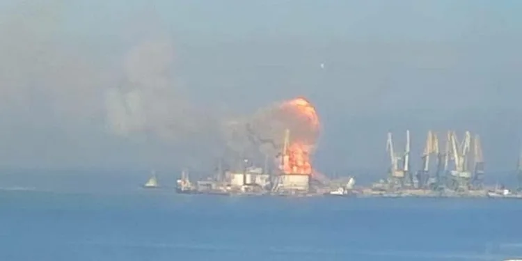 Rus çıkarma gemisi, Berdyansk’ta vuruldu