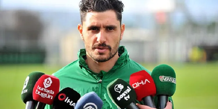 Eski Bursasporlu oyuncu futbolu bıraktığını açıkladı