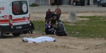 Eşini kızının gözü önünde vurdu