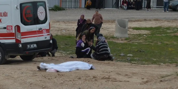 Eşini kızının gözü önünde vurdu