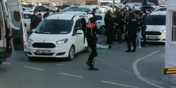 Adliye önünde silahlı kavga: 3 ölü