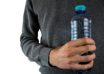 Annesine attığı şişe silah sayıldı
