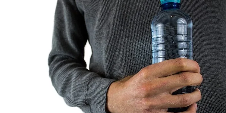 Annesine attığı şişe silah sayıldı