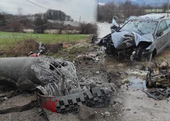 Alkollü sürücü direğe çarptı, aracın motoru yerinden çıktı