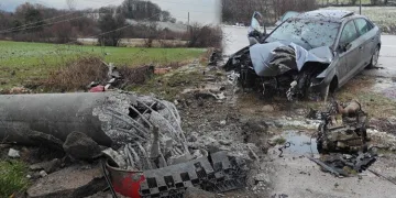 Alkollü sürücü direğe çarptı, aracın motoru yerinden çıktı