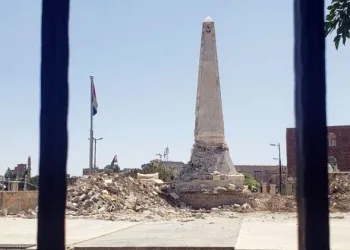 Türk şehitliğini iş makinesiyle yıkmaya çalıştılar