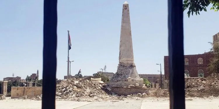Türk şehitliğini iş makinesiyle yıkmaya çalıştılar