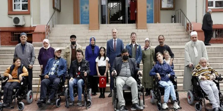 İnegöl Belediyesi’nden 10 engelli vatandaşa akülü araç