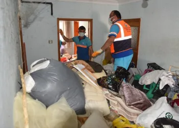 Bursa’da evden 4 kamyon çöp çıktı