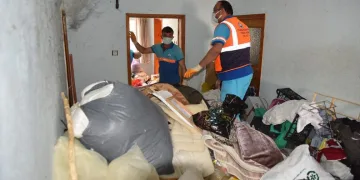 Bursa’da evden 4 kamyon çöp çıktı