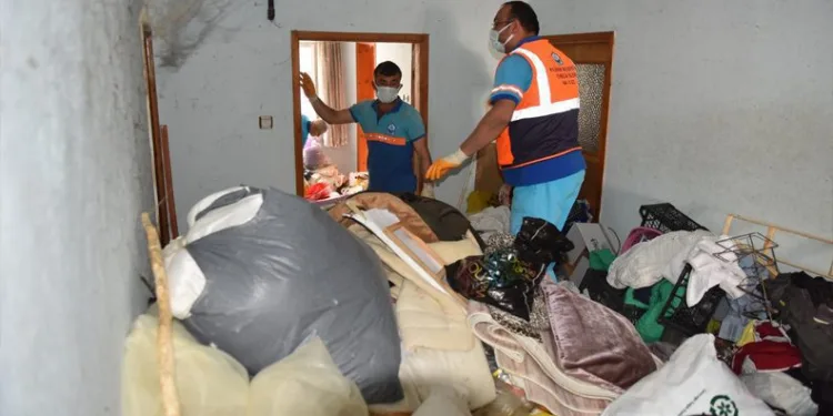 Bursa’da evden 4 kamyon çöp çıktı